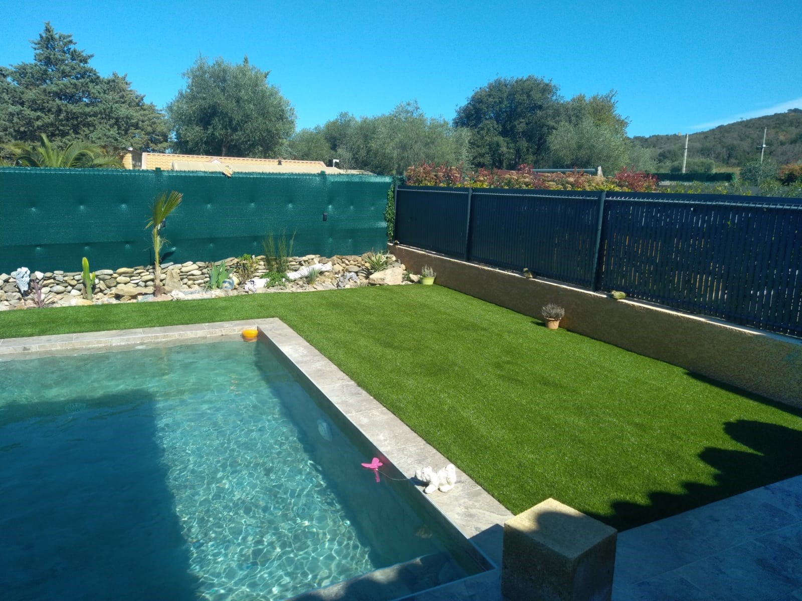 Gazon synthétique piscine Perpignan