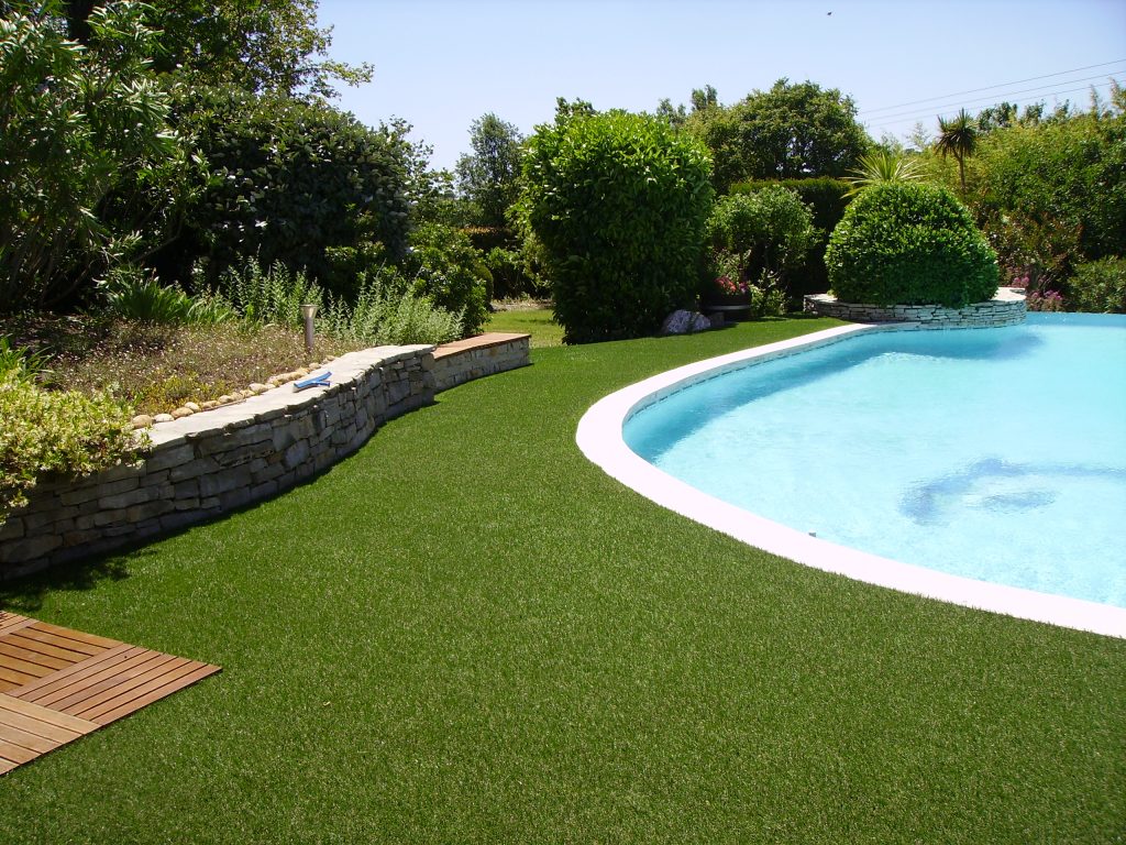 tour de piscine en pelouse artificielle
