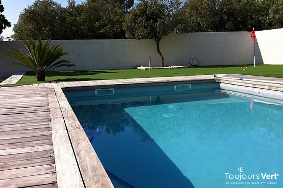 Réalisation d'un tour de piscine avec notre superbe pelouse artificielle à Reyrieux