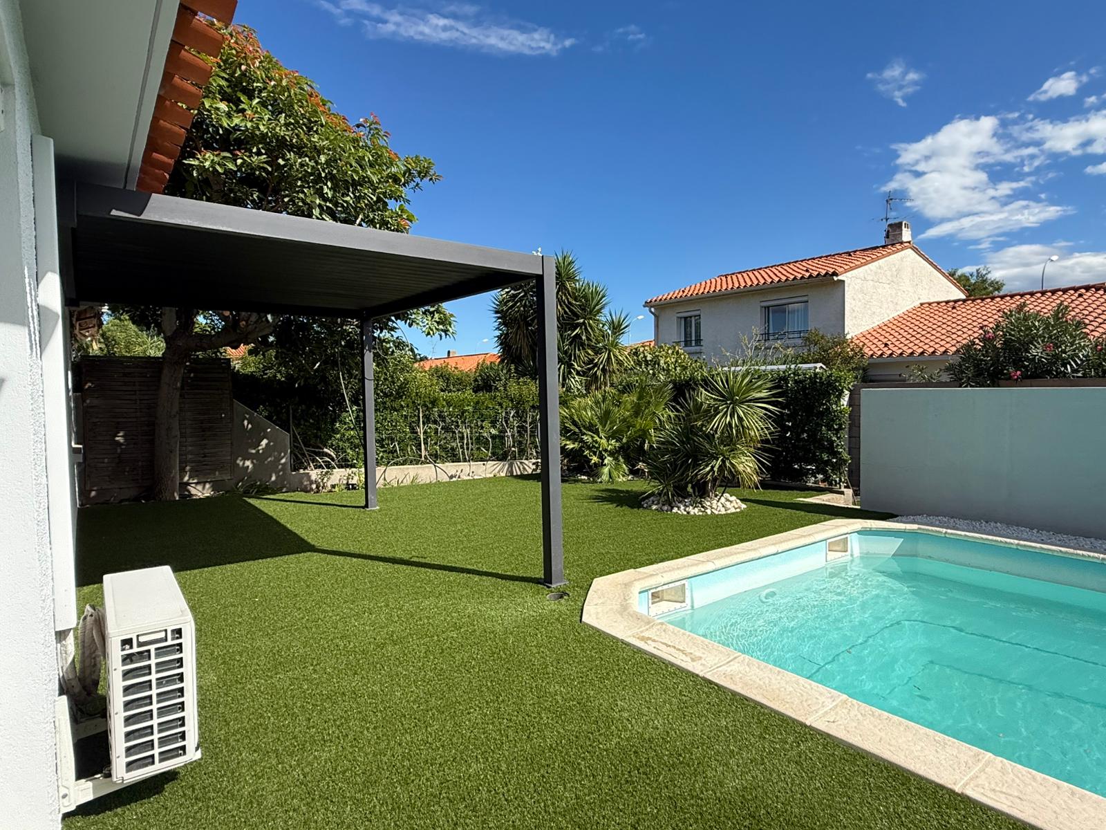 Comparatif gazon naturel vs synthétique