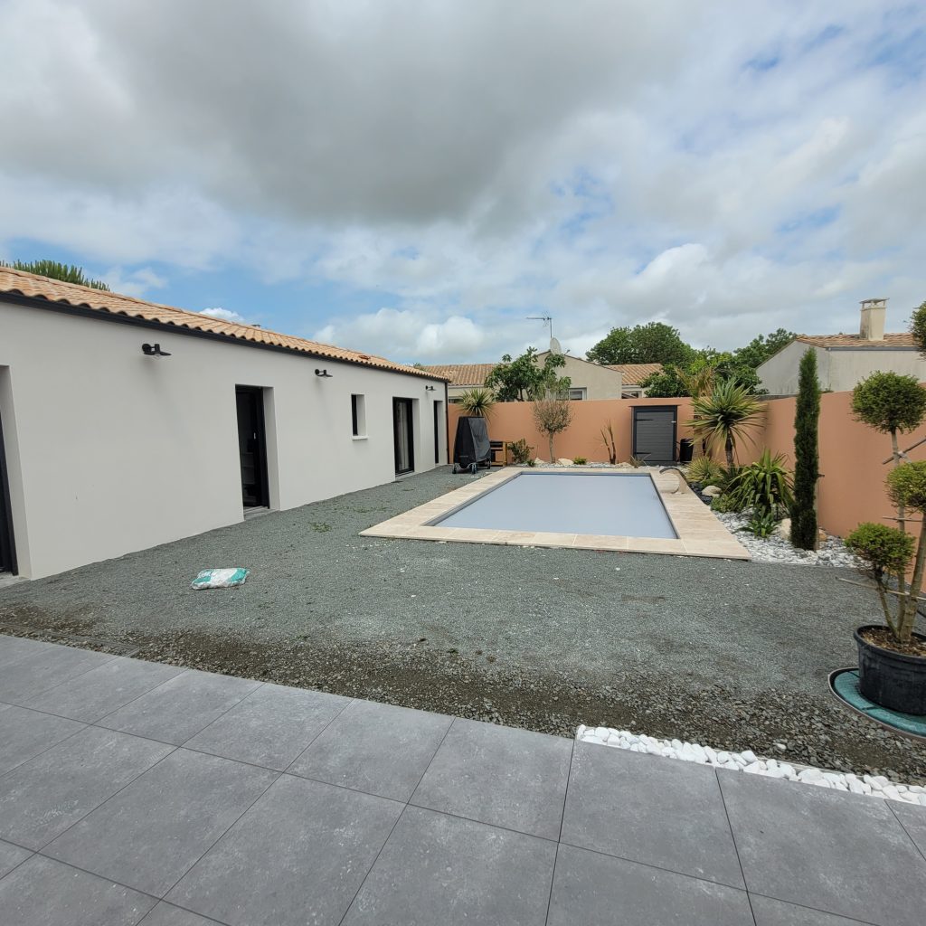 gazon synthetique maison neuve jardin 