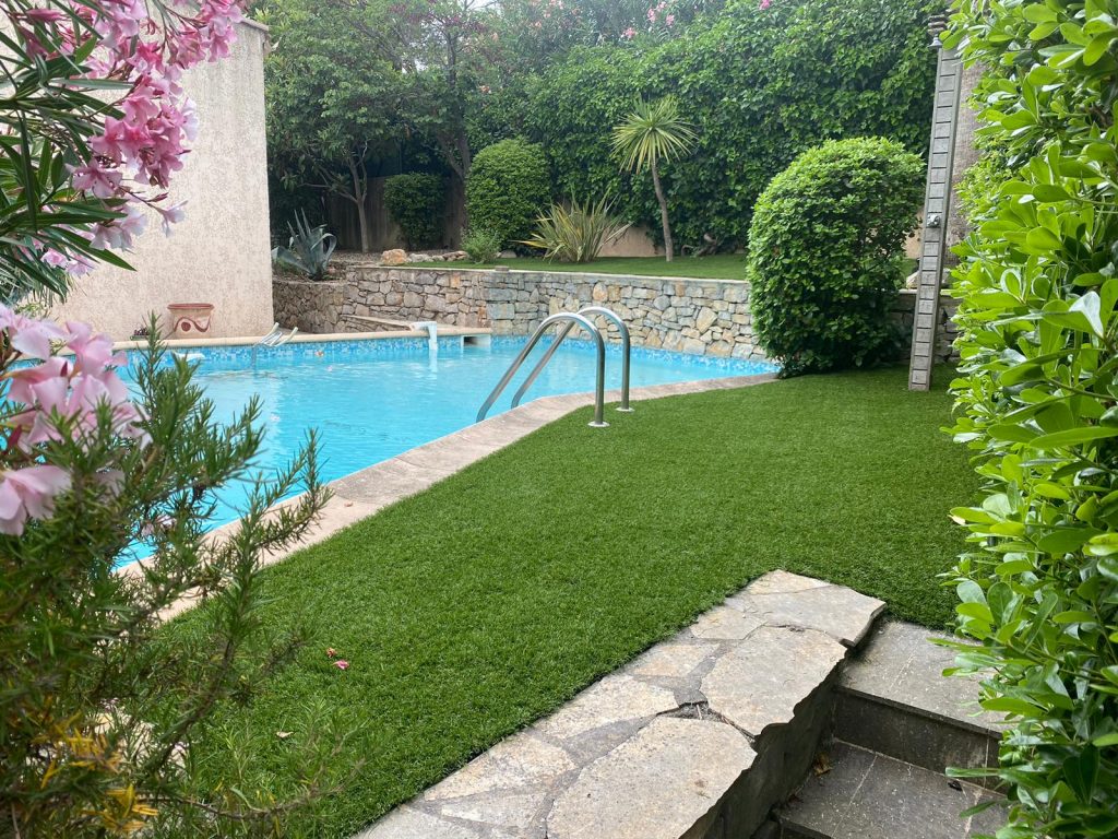 gazon synthétique Béziers piscine