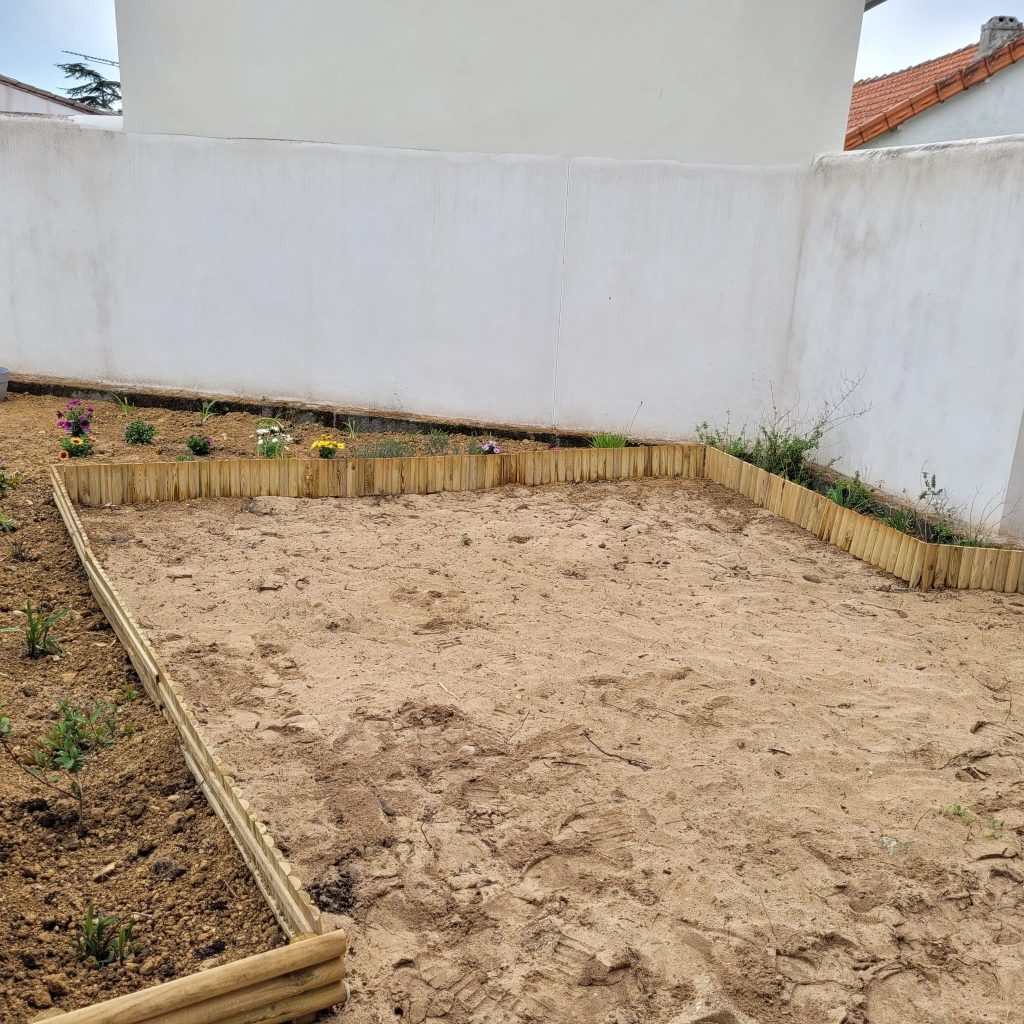 Pose de gazon synthétique sur sable