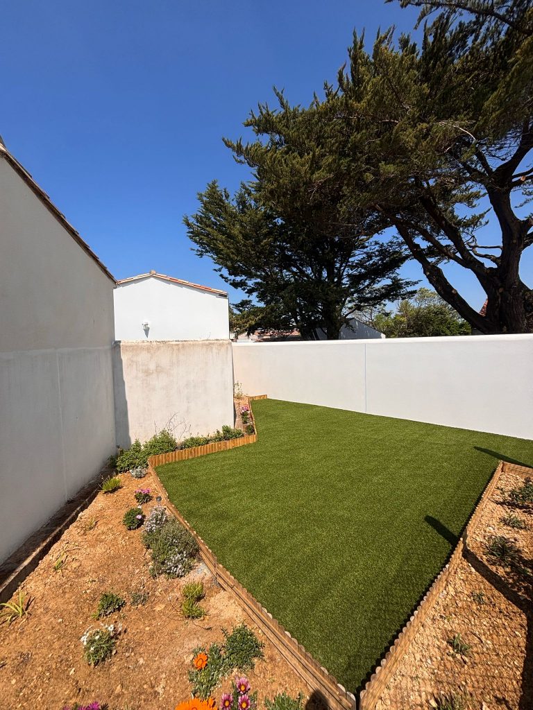 Pose de gazon synthétique sur sable