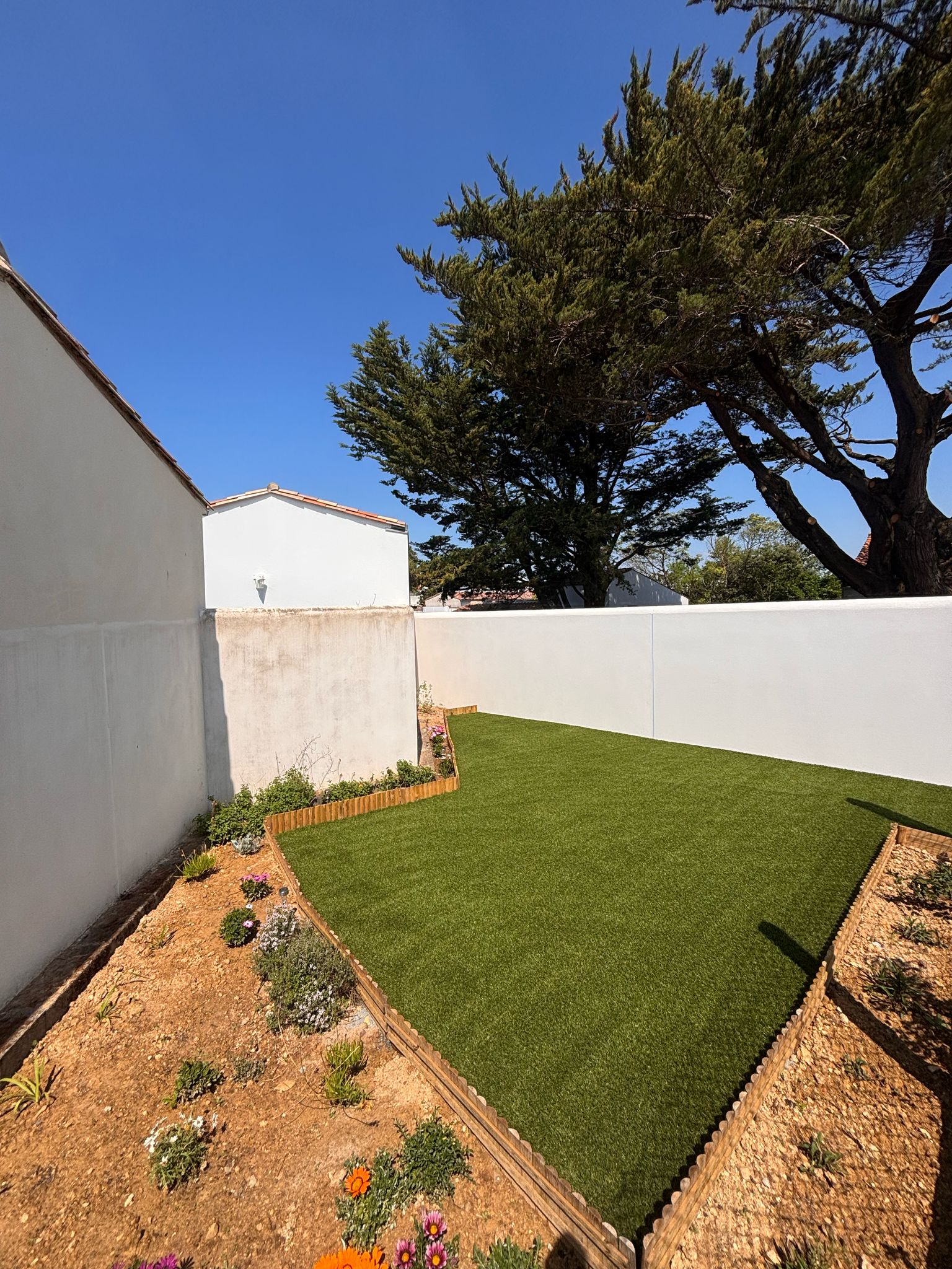 Pose de gazon synthétique sur sable