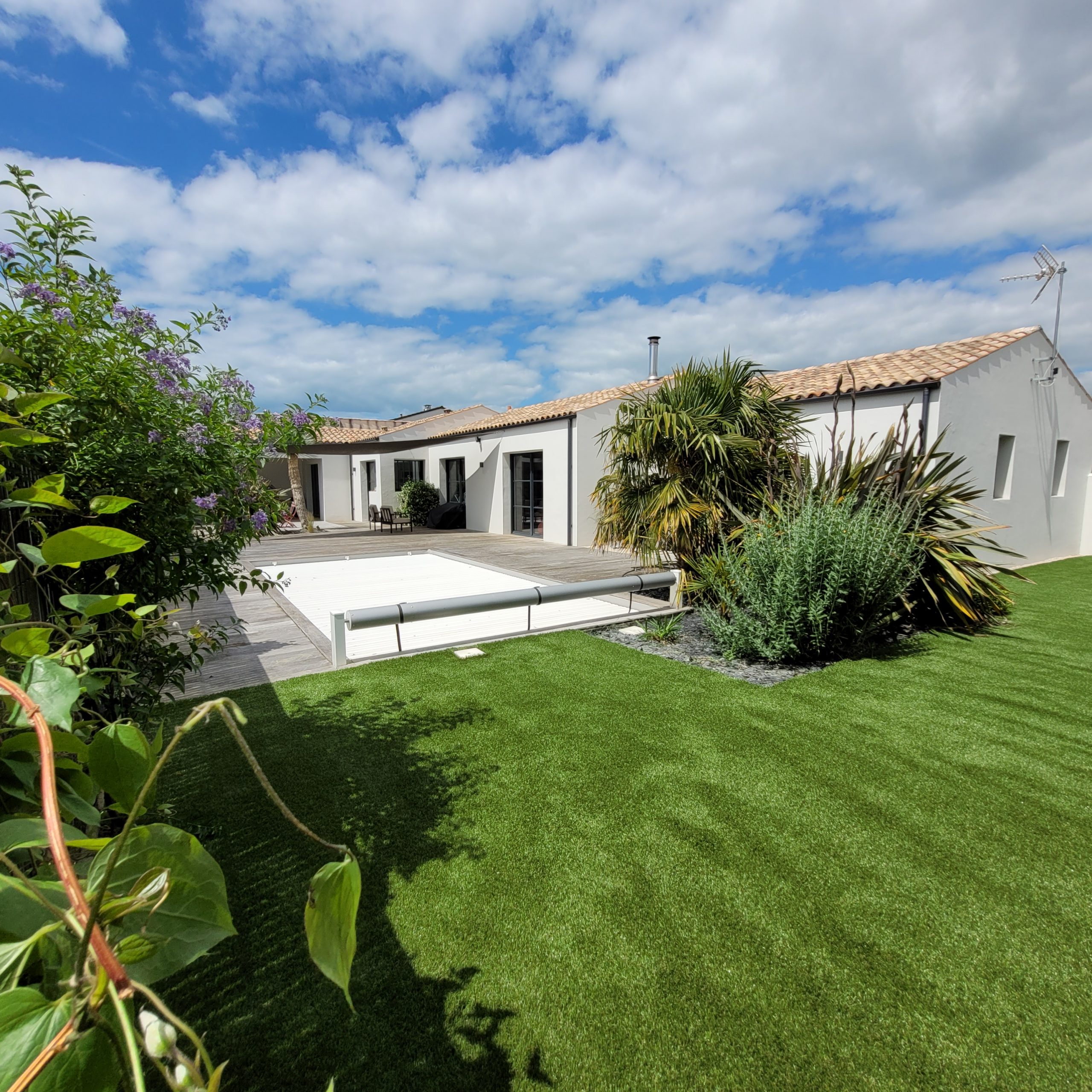 aménagement entre piscine et potager