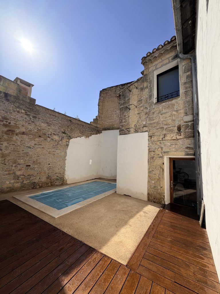 Gazon synthétique autour d'une piscine en patio