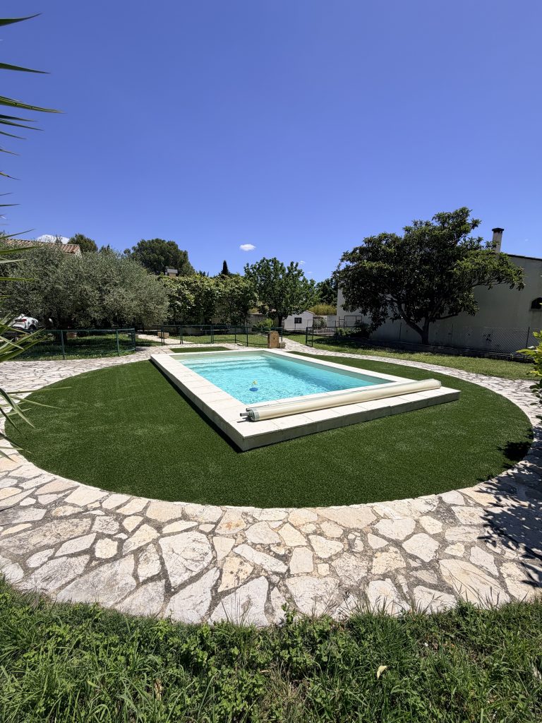 tour de piscine arrondi en gazon