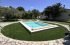 tour de piscine arrondi en gazon